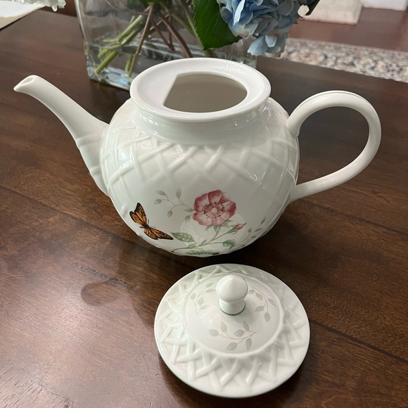 Lenox butterfly meadow large teapot, 7” x 11”. - Picture 3 of 9